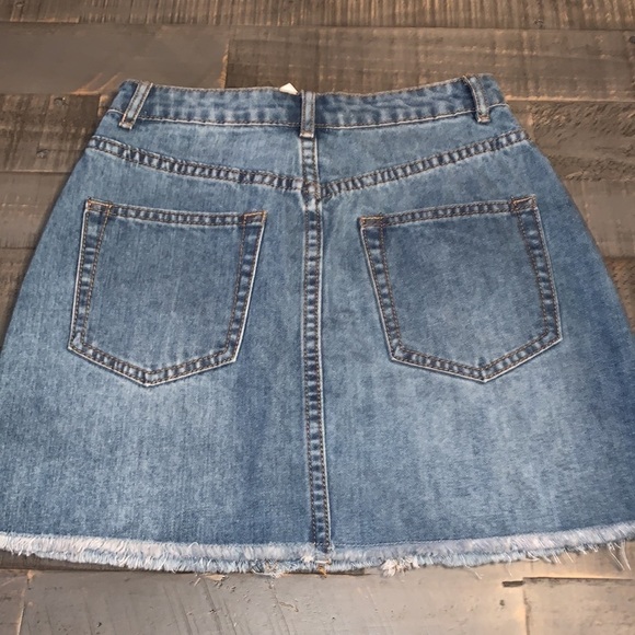 Misguided Petite Clean Fray Hem Denim Mini Skirt Size 0 NWT - Picture 2 of 3